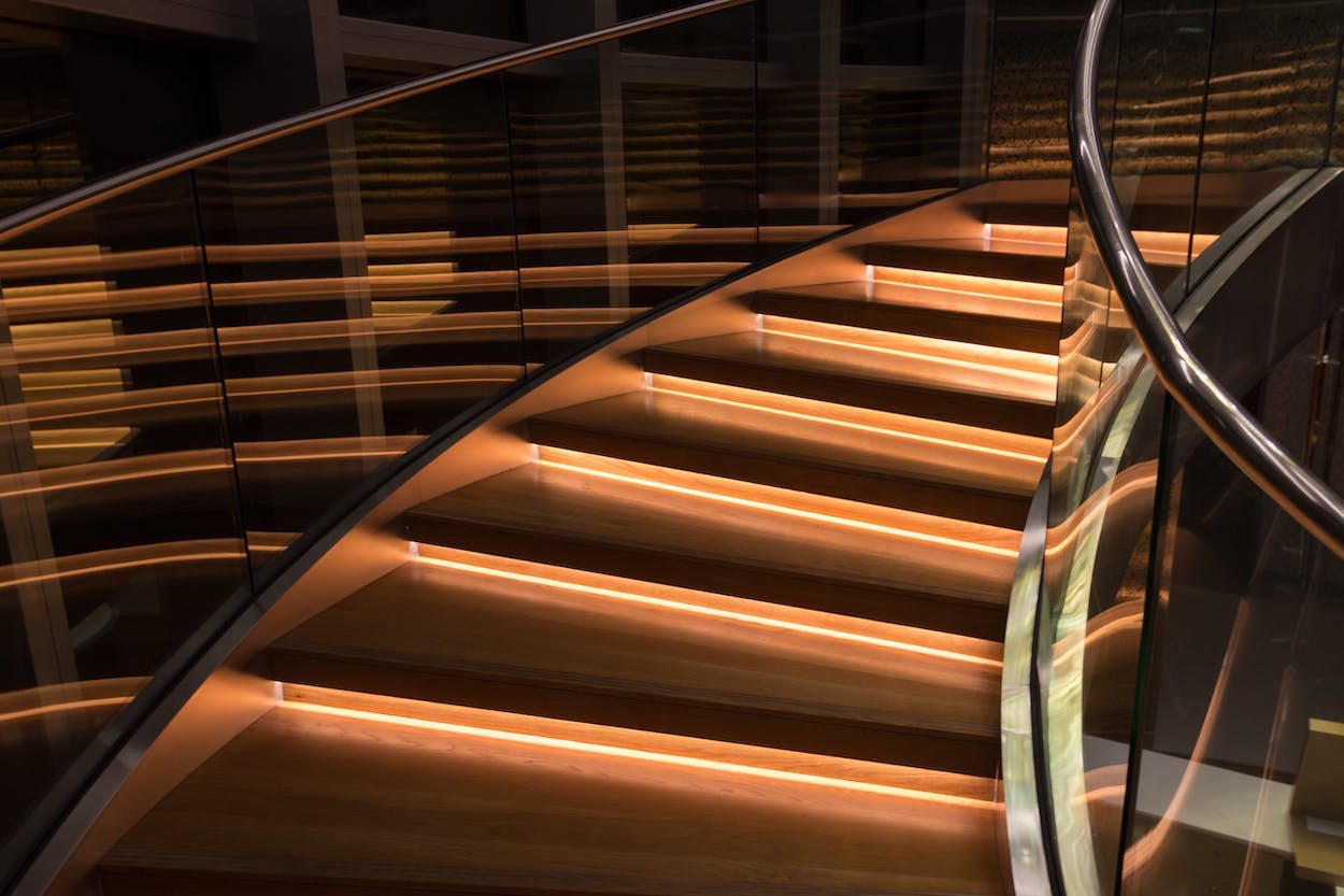 Elevating Interiors: The Aesthetic Appeal of Internal Glass Staircases