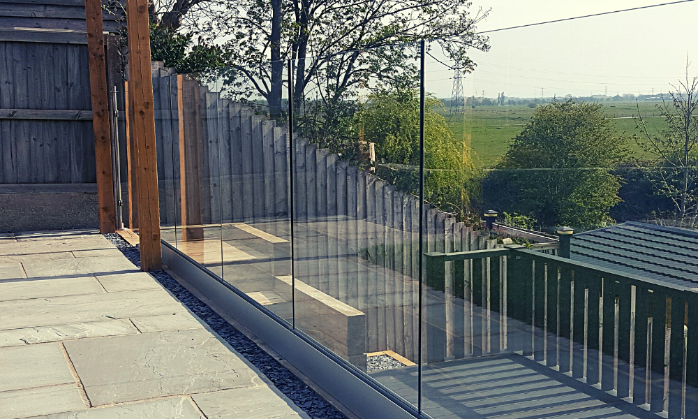 How thick should the glass on a glass balustrade be?