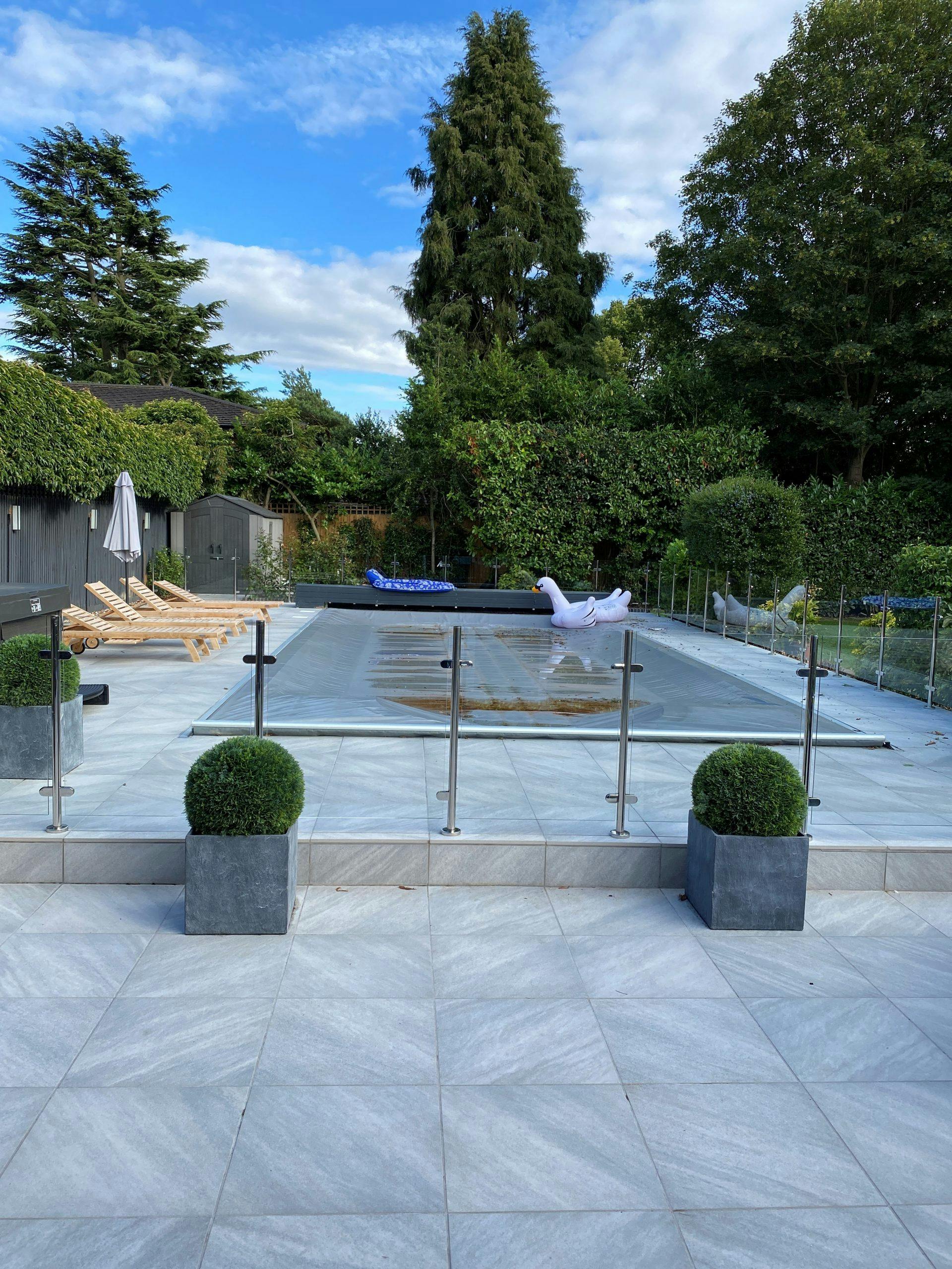 Glass balustrade for a swimming pool